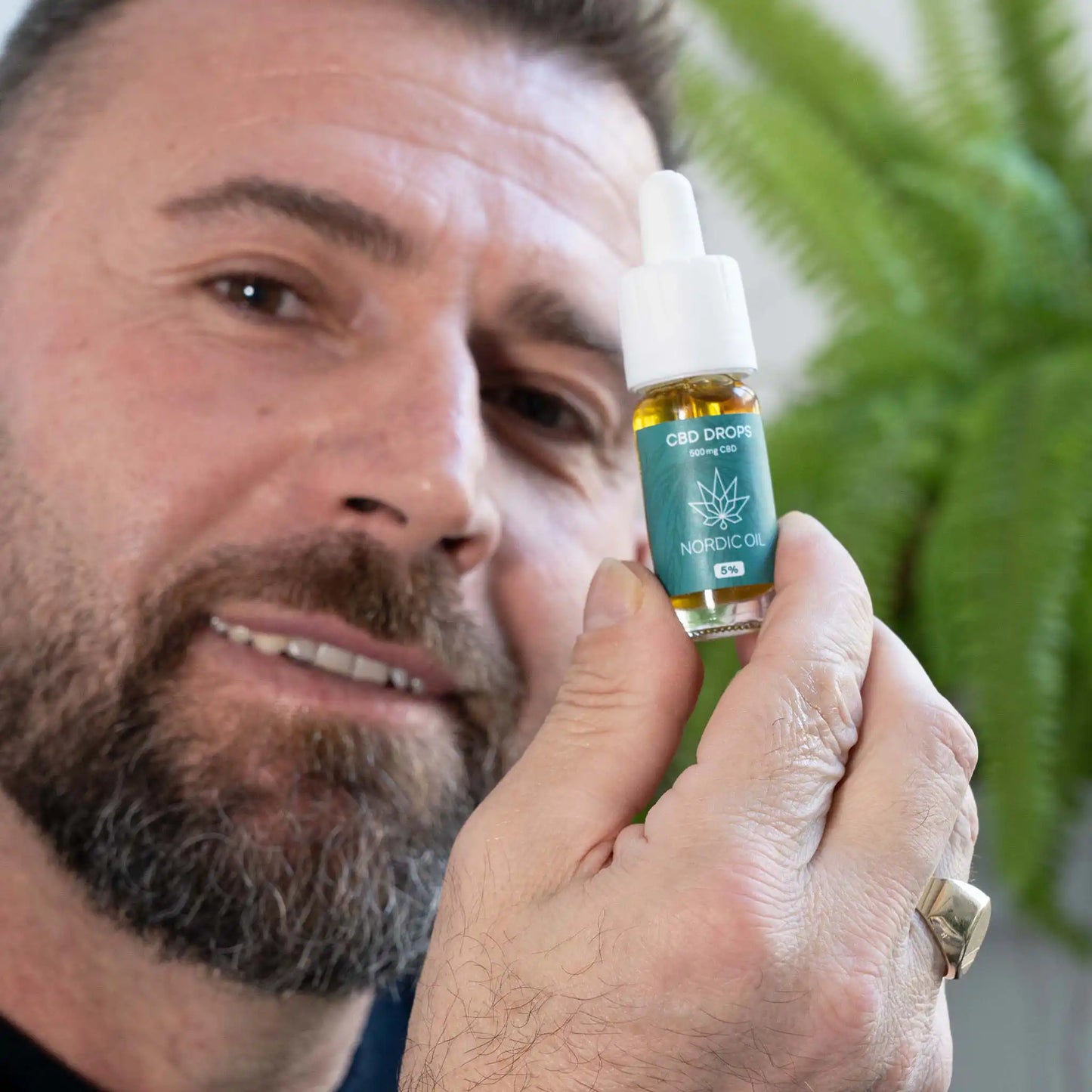 Mies, jolla on 10ml CBD-öljyä 5%