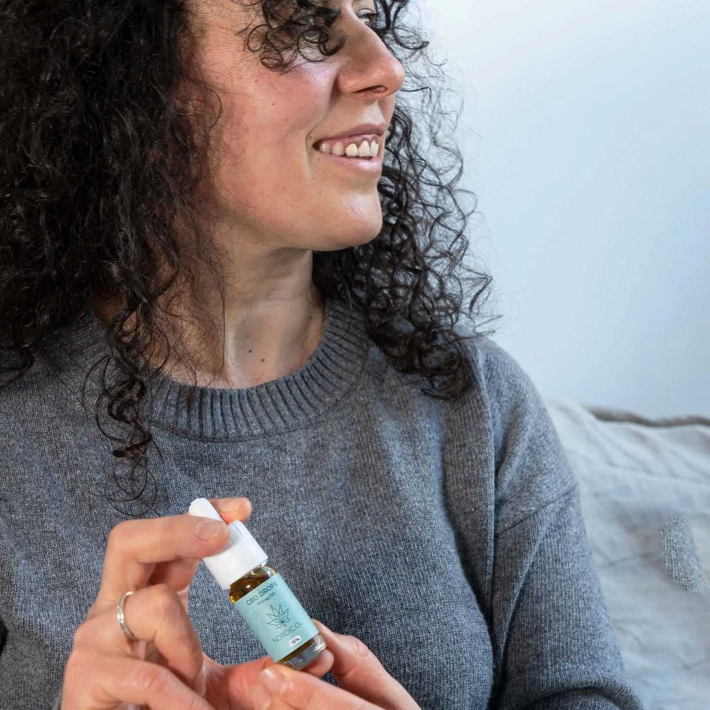 Nainen mies, jolla on 10 ml CBD-öljyä 15 %