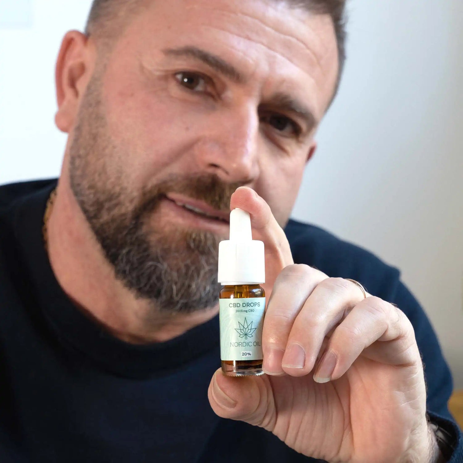 Mies, jolla on 10ml CBD-öljyä 20%