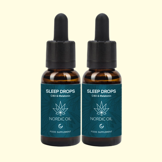 Kaksi tummanruskeaa lasipulloa, joissa sinivihreät Sleep Drops CBD & Melatonin -etiketit ja Nordic Oil -logo, taustalla vaaleankeltainen.