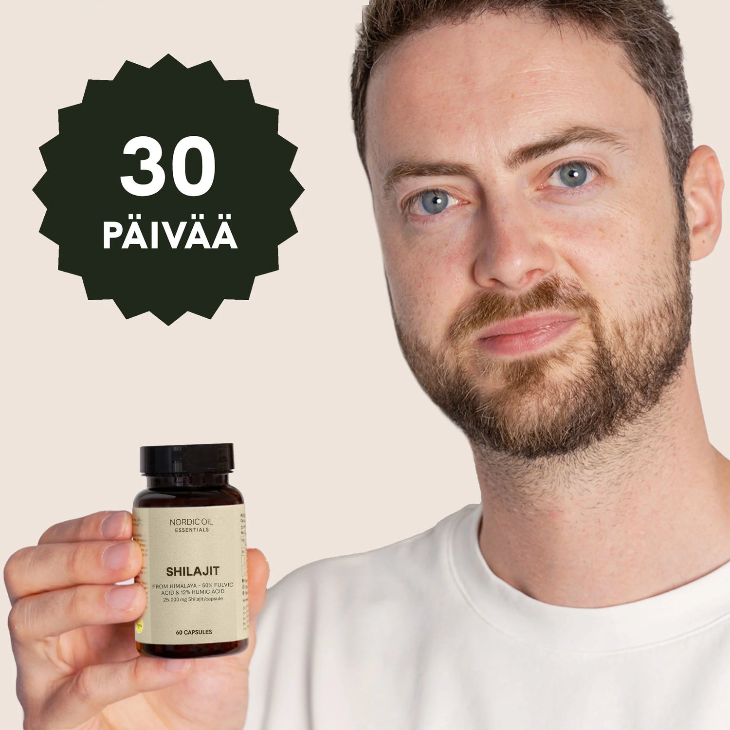 Mies esittelee kädessään pullon SHILAJIT-kapseleita (Nordic Oil Essentials) ja taustalla näkyy 30 päivän -merkintä.