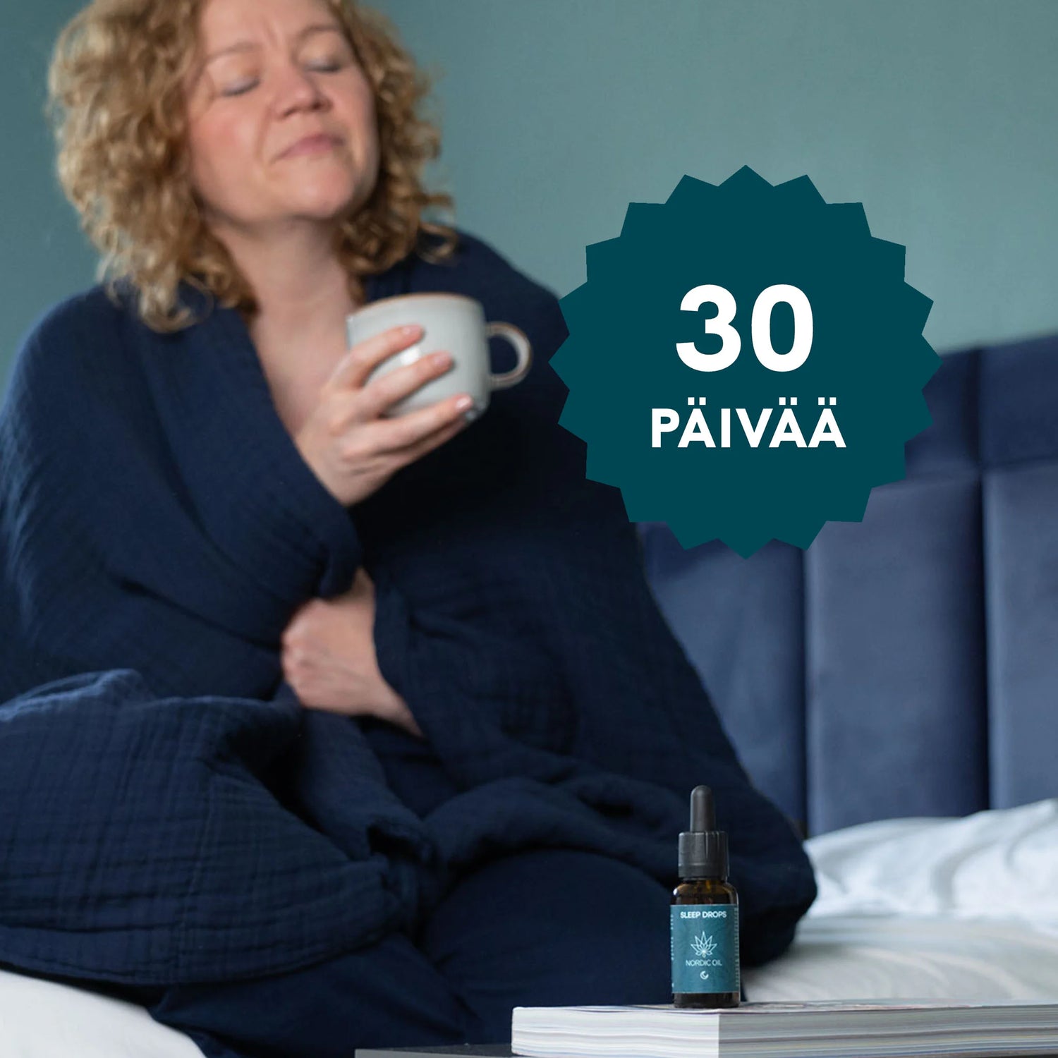 Nainen istuu sängyllä kupin kanssa; pöydällä Nordic Oil Sleep Drops -pullo ja 30 päivää -merkki.