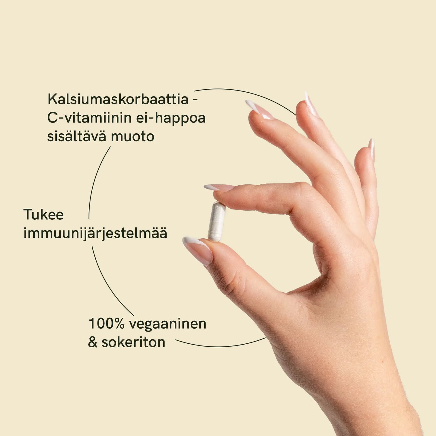 käsi pitää c-vitamiinikapselia kuvauksen kanssa