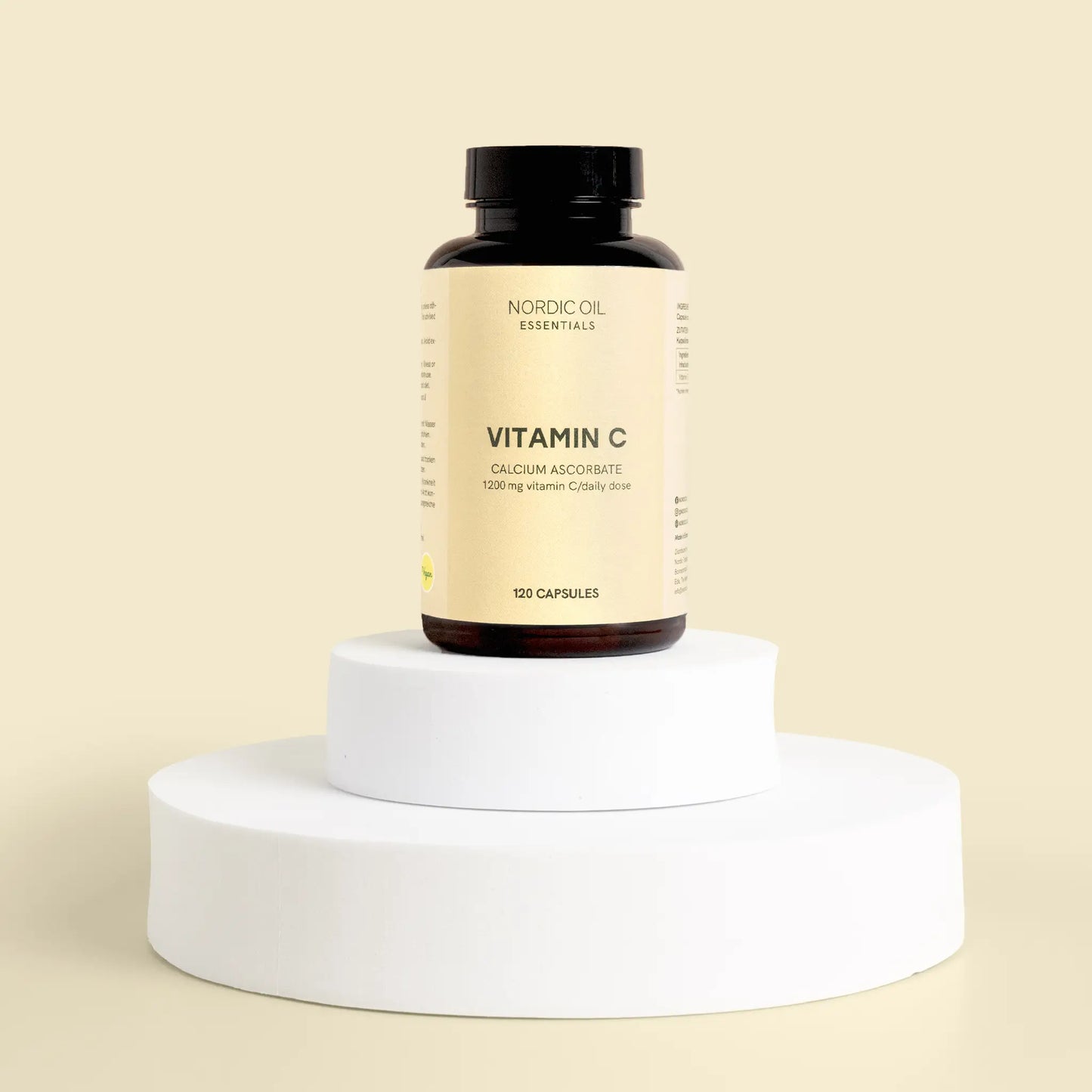 pakkaus nordic oil c-vitamiinikapseleita seisoo jalustalla.