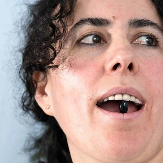 Asiakkaalla on suussaan pehmeä kapseli.