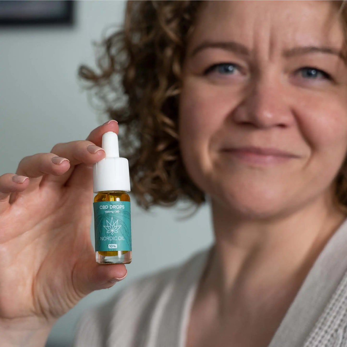 Nainen mies, jolla on 10 ml CBD-öljyä 10 %.