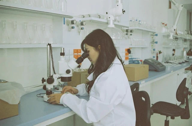 Tutkija laboratoriossa