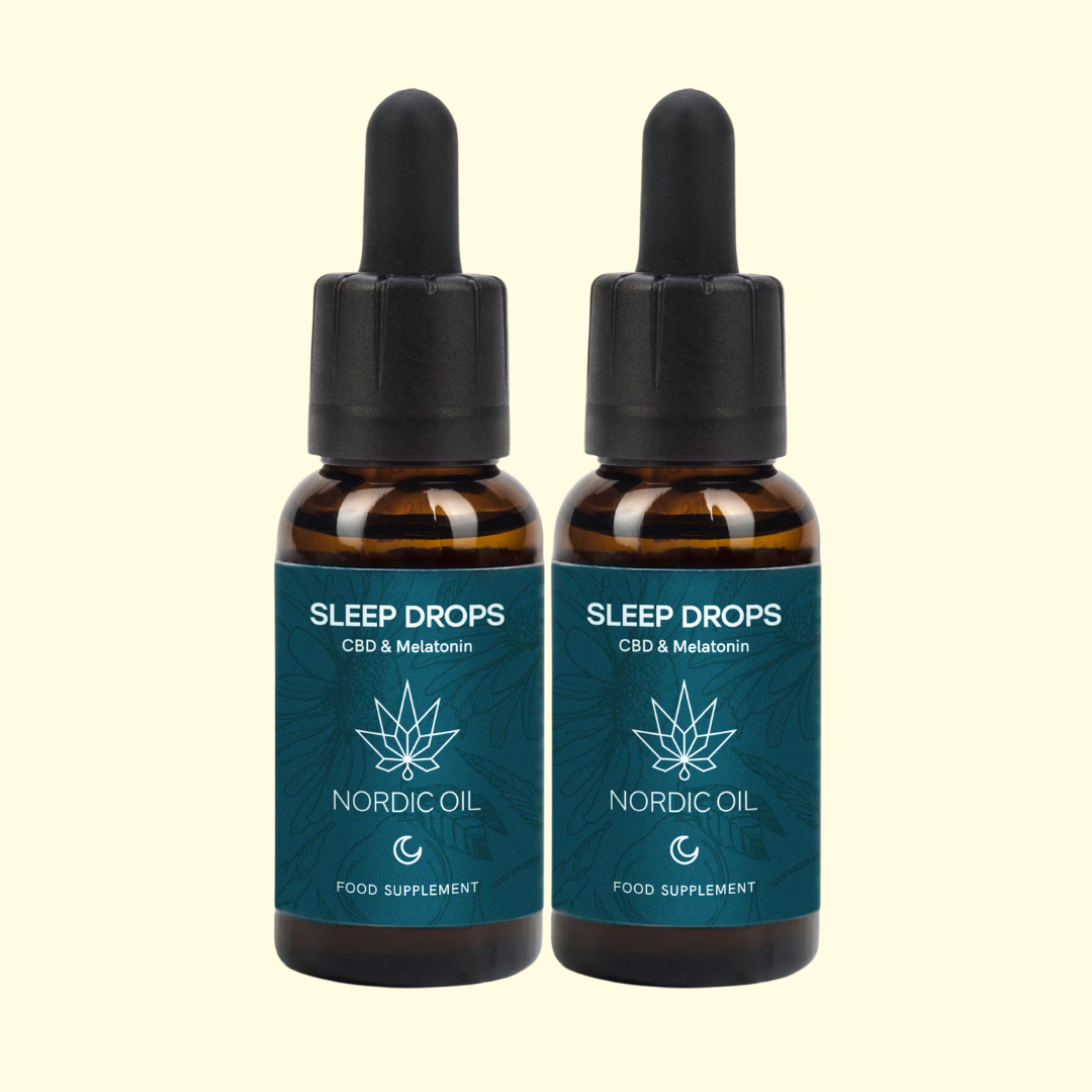 Kaksi tummanruskeaa lasipulloa, joissa sinivihreät Sleep Drops CBD & Melatonin -etiketit ja Nordic Oil -logo, taustalla vaaleankeltainen.