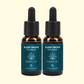 Kaksi tummanruskeaa lasipulloa, joissa sinivihreät Sleep Drops CBD & Melatonin -etiketit ja Nordic Oil -logo, taustalla vaaleankeltainen.
