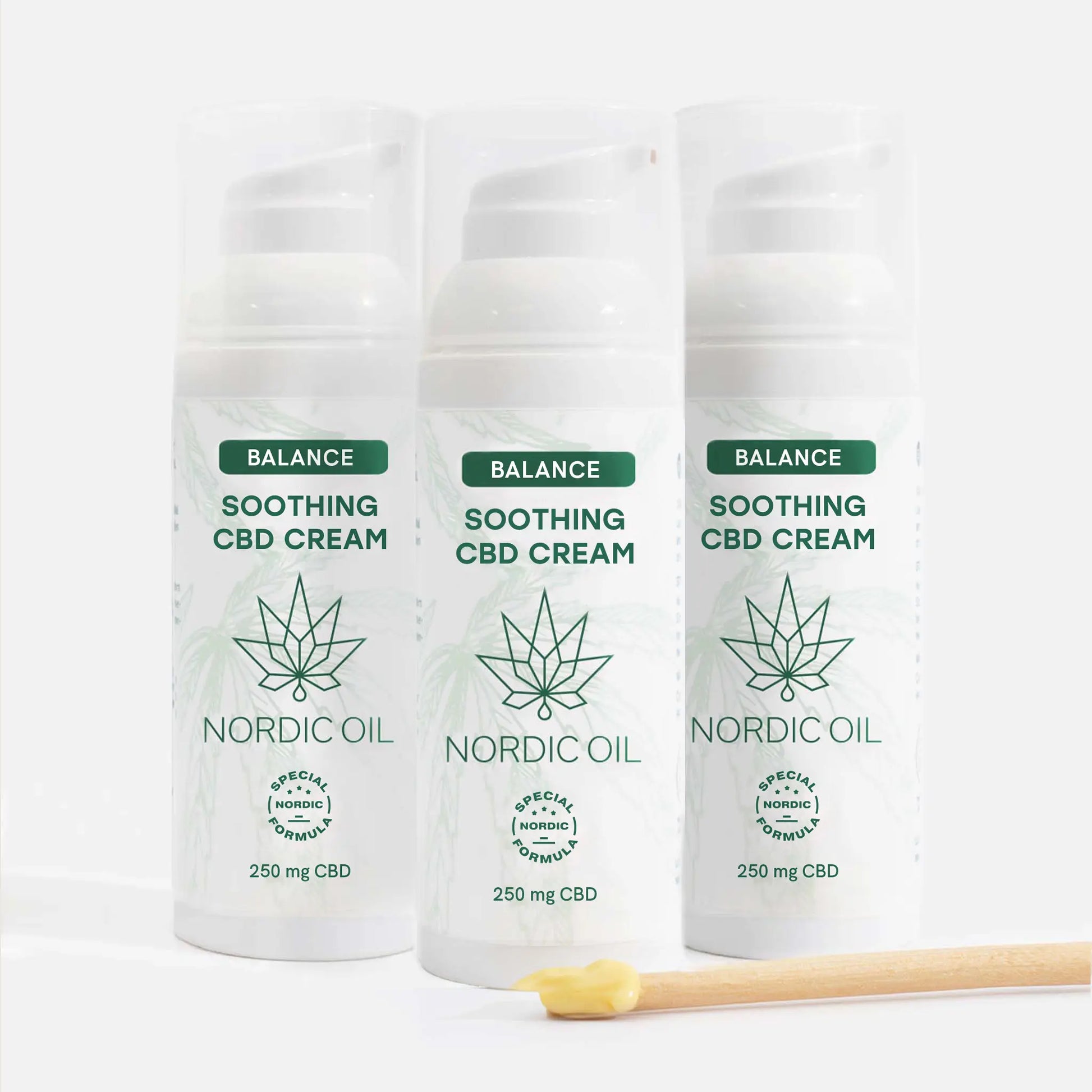 Kolme Nordic Oil Balance Soothing CBD Cream -voidepurkkia vihreällä lehtilogolla, 250 mg CBD