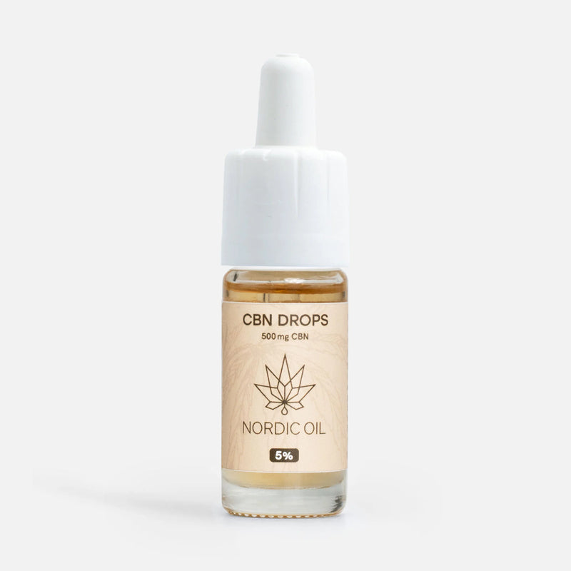 Pieni lasinen tippapullo valkoisella korkilla, etiketissä lukee CBN Drops, Nordic Oil ja 5%.