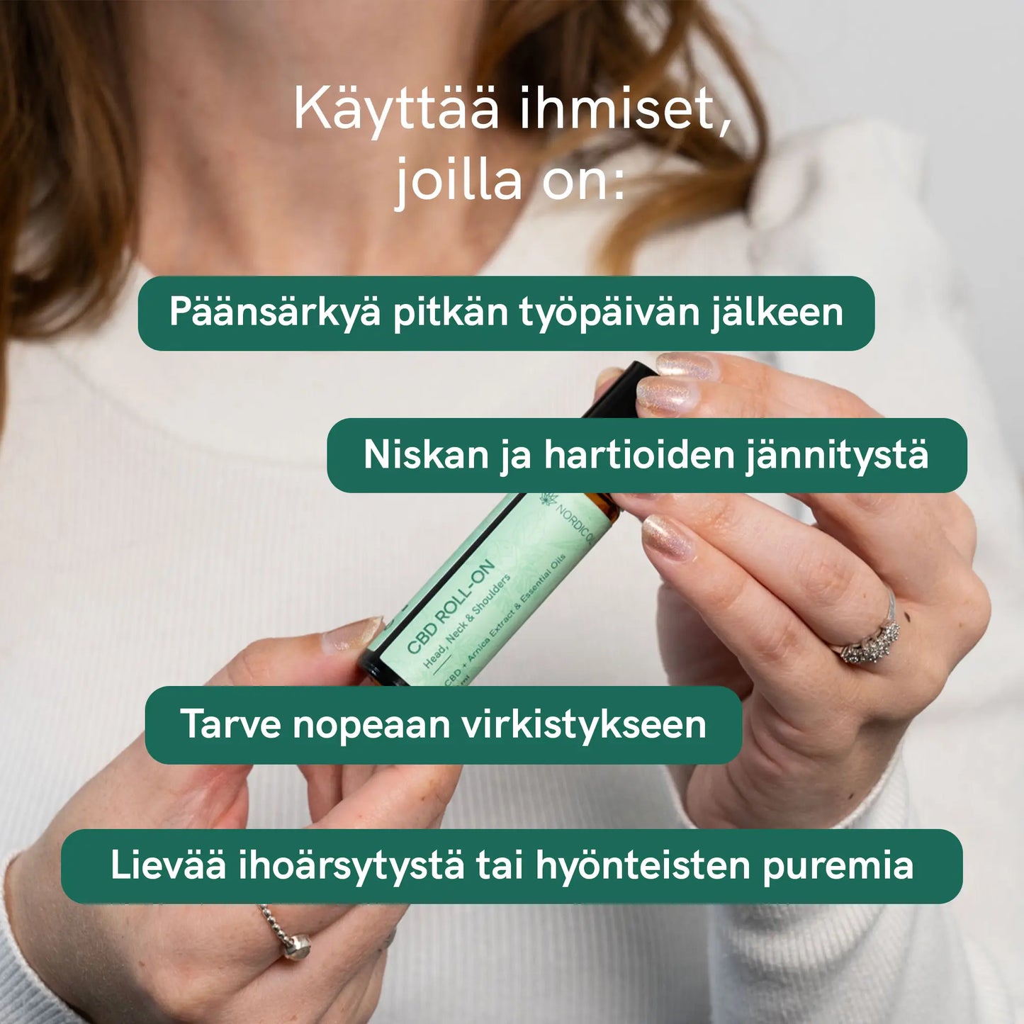 Nainen pitää CBD-roll-on-pullon kädessään.