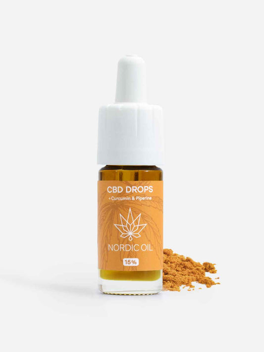 CBD-tippoja (15%) curcumiinin kanssa valkoisella pohjalla.