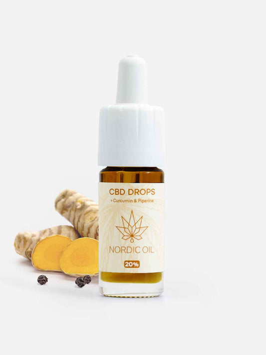 CBD-tippoja (20%) krkumiinin kanssa valkoisella taustalla